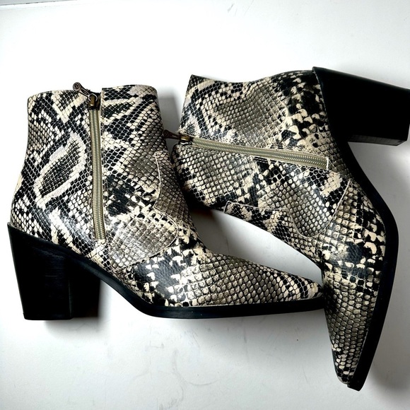 Blondo Que Waterproof Bootie Snake print 3’ Heels Goring on Sides Zip Closure 10 - Picture 1 of 16